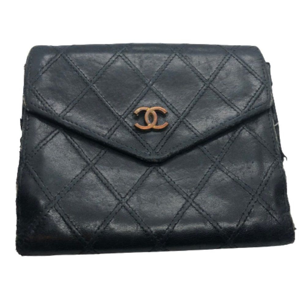 **DAMAGED** **WELL WORN** Pre-owned Authentic Chanel Leather Wallet